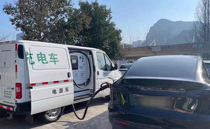 博湖汽车搭电